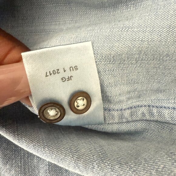 Untuckit Alleanza Regular Fit Denim Button-Up Shirt Women Size 4 Light Blue 100% - Picture 11 of 11